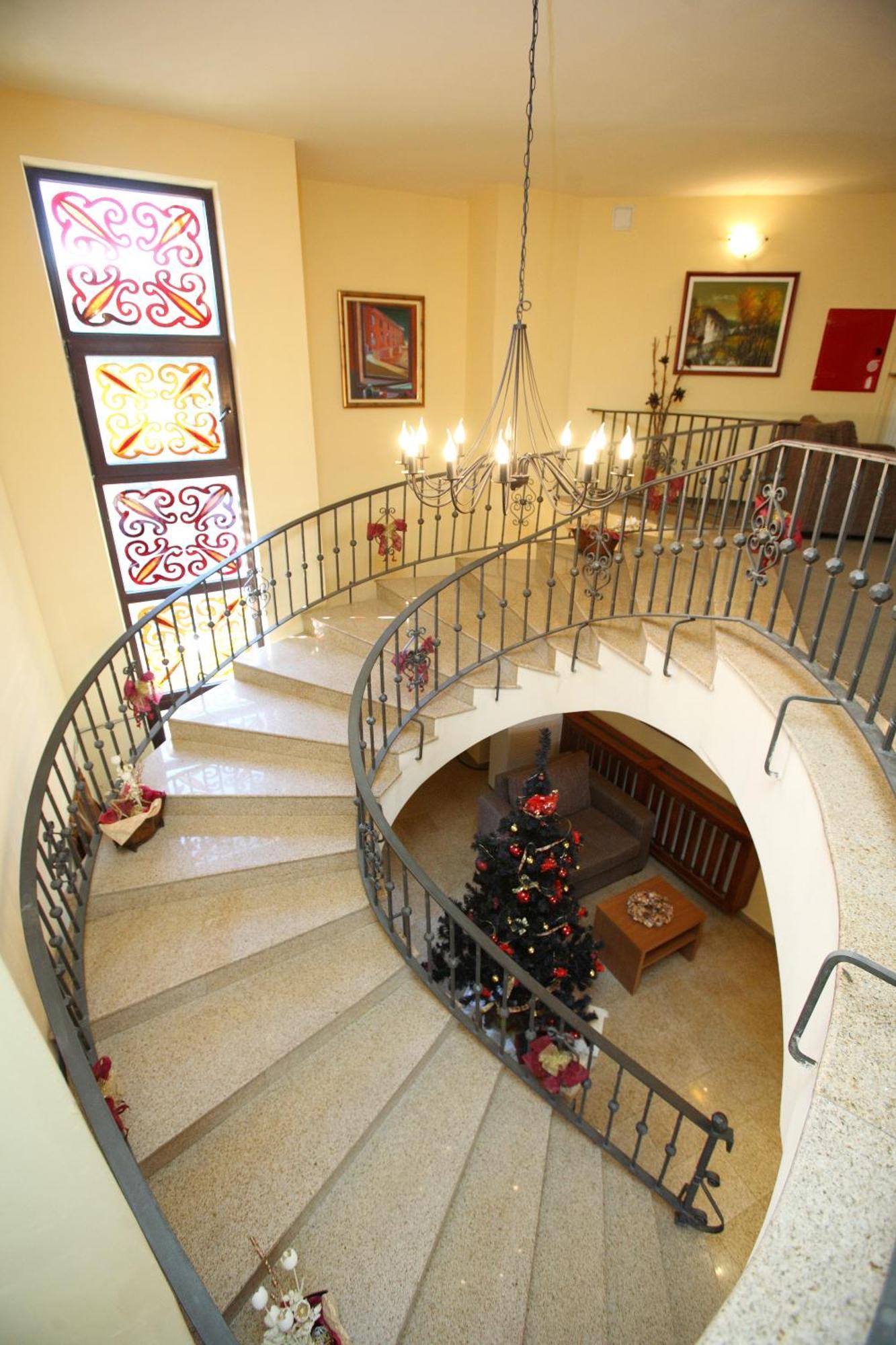 Hotel Varosha Lovetsj Eksteriør bilde