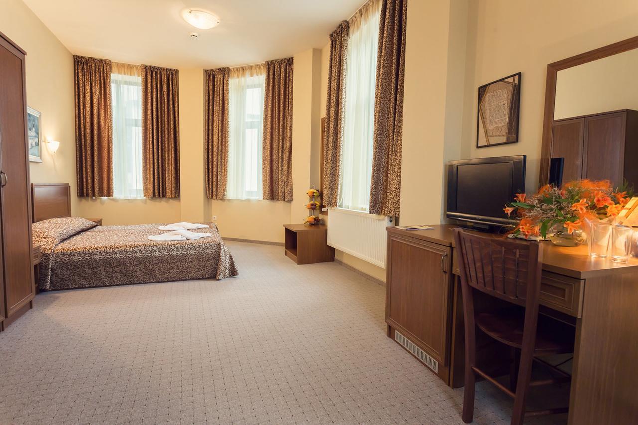Hotel Varosha Lovetsj Eksteriør bilde